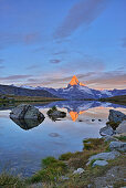 Matterhorn spiegelt sich in Bergsee, Walliser Alpen, Wallis, Schweiz