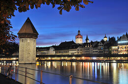 Beleuchtete Kapellbrücke am Abend, Luzern, Schweiz, Europa