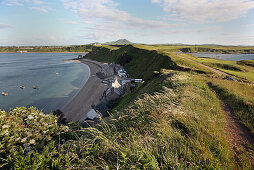 Blick über den Küstenort Porth Dinallaen und Golfplatz Nefyn auf der Halbinsel Llyn, Nord Wales, Großbritannien, Europa