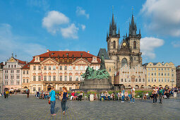 Jan Hus Denkmal und Teynkirche am Altstädter Ring, Prag, Mittelböhmen, Tschechien
