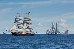 Segelschiffe auf der Ostsee zur Hanse Sail, Rostock Warnemünde, Mecklenburg Vorpommern, Deutschland, Europa