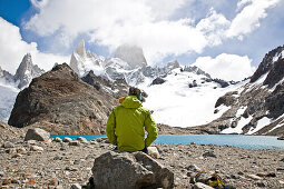 Mann blickt über Laguna de los Tres zum Fitz Roy Massiv, El Chalten, Patagonien, Argentinien