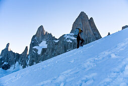 Mann steigt über vergletschertes Gelände zum Hochlager am Passo Superior auf, Fitz Roy Massiv, El Chalten, Patagonien, Argentinien