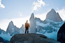 Mann betrachtet Sonnenuntergang am Fitz Roy Massiv, El Chalten, Patagonien, Argentinien