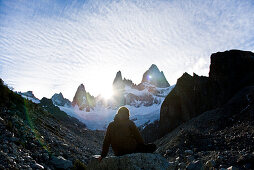 Mann genießt Sonnenuntergang am Fitz Roy Massiv, El Chalten, Patagonien, Argentinien