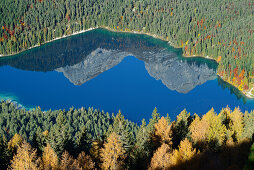 Brentagruppe spiegelt sich in Lago Tovel, Lago Tovel, Brenta, Dolomiten, UNESCO Welterbe Dolomiten, Trentino, Italien