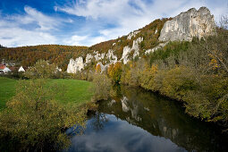 Fluss und Felsen im Oberen Donautal, Schwäbische Alb, Baden-Württemberg, Deutschland, Europa