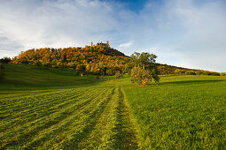 Blick auf Burg Hohenzollern unter Wolkenhimmel, Hechingen, Schwäbische Alb, Baden-Württemberg, Deutschland, Europa