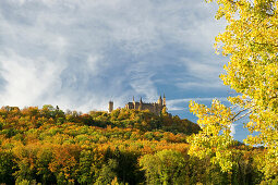 Burg Hohenzollern unter Wolkenhimmel, Hechingen, Schwäbische Alb, Baden-Württemberg, Deutschland, Europa