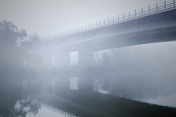 A8 Autobahn Brücke eingehüllt in Nebel, Donau Fluss, Leipheim bei Günzburg, Schwaben, Bayern, Deutschland