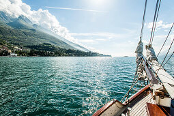 Segelschiff auf dem Gardasee bei Malcesine, Gardasee, Provinz Verona, Norditalien, Italien