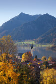 Blick über die Pfarrkirche am Schliersee zur Brecherspitz, Schliersee, Oberbayern, Bayern, Deutschland, Europa