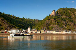 Excursion ship at St Goarshausen with Katz castle, Unesco World Cultural Heritage, Rhine river, Rhineland-Palatinate, Germany