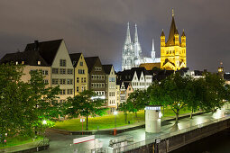 Blick auf die Altstadt, Heumarkt mit Dom und Groß St. Martin bei Nacht, Köln, Nordrhein-Westfalen, Deutschland, Europa
