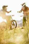 Zwei Freeride Mountainbiker im Gelände, Chatel, Haute-Savoie, Frankreich