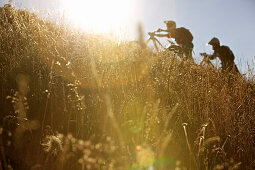 Zwei Freeride Mountainbiker im Gelände, Chatel, Haute-Savoie, Frankreich