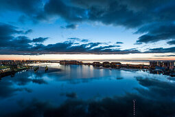 Blick auf Wilhelmshaven mit Sonnenaufgang über dem Jadebusen, Wilhelmshaven, Niedersachsen, Nordsee, Deutschland