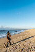 Frau läuft am Strand entlang, Sylt, Schleswig-Holstein, Deutschland