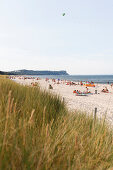 Urlauber am Strand, Ostseebad Göhren, Ostsee, Insel Rügen, Mecklenburg-Vorpommern, Deutschland