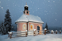 Chapel Maria Koenigin at lake Lautersee in winter, Mittenwald, Werdenfelser Land, Upper Bavaria, Bavaria, Germany
