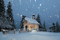 Kapelle Maria-Königin am Lautersee im Winter mit bei Schneefall, Mittenwald, Werdenfelser Land, Oberbayern, Bayern, Deutschland
