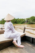 Frau mit vietnamesischem Strohhut auf dem Mekong, Südvietnam, Vietnam, Asien