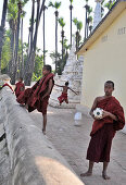 Mönchnovizen in Pagode in Inwa bei Mandalay, Myanmar, Burma, Asien