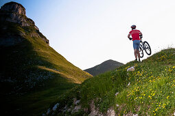 Mountainbiker im Gelände, Steiermark, Österreich