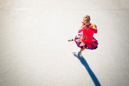 Eiskunstläuferin auf der Eisfläche