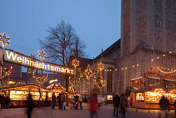 Christmas market on castle square with the Brunswick cathedral in the background and lion monument, Henry the Lion, Brunswick, Lower Saxony, Germany