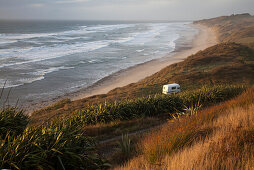 Wohnmobil an einsamen Sandstrand der Westküste, wilder Seegang, Südinsel, Neuseeland