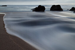 Langzeitaufnahme an der Flußmündung des Kohaihai beach,Flut,Wasserströmung,Süßwasser,Salzwasser,blaue Stunde,Karamea,Kahurangi National Park,Südinsel,Neuseeland