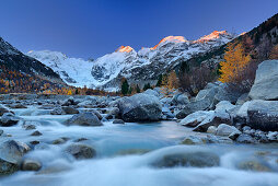 Bach fließt durch Morteratschtal im Morgenlicht mit Berninagruppe im Hintergrund, Bernina, Engadin, Graubünden, Schweiz