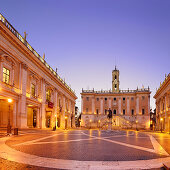Reiterstatue des Mark Aurel vor Senatorenpalast im Abendlicht, beleuchtet, Kapitol, Rom, UNESCO Weltkulturerbe Rom, Latium, Lazio, Italien