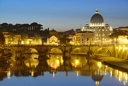 St. Peter über dem Tiber, beleuchtet, Rom, UNESCO Weltkulturerbe Rom, Latium, Lazio, Italien