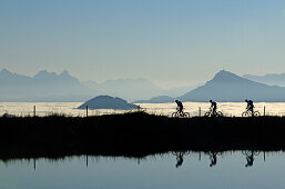 Mountainbiker am Salvensee, Hohe Salve, Kitzbuehler Horn, Kitzbüheler Alpen, Tirol, Oesterreich