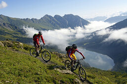 Mountainbiker am Col des Anderets, Col du Pillon, Gstaad, Saanenland, Berner Oberland, Schweiz, Europa