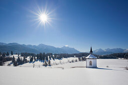 Kapelle mit Blick zu den Allgäuer Alpen, Allgäu, Bayern, Deutschland