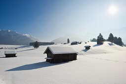 schneebedeckte Hütten bei Mittenwald, Bayern, Deutschland