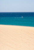 Blick über Sanddüne auf Windsurfer, Playa de Sotavento, Sotavento, Costa Calma, Jandia, Morro Jable, Fuerteventura, Kanarische Inseln, Spanien, Europa