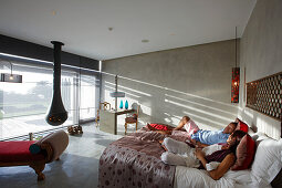 Gäste in Doppelzimmer mit Kamin und Blick auf Dünen und Meer, Hotel Areias do Seixo, Povoa de Penafirme, A-dos-Cunhados, Costa de Prata, Portugal