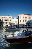 Blick auf Wassertaxis auf dem Canal Grande, den Palast Palazzo Grassi und Palazzina Grassi Hotel, Design Philippe Starck, Sestriere San Marco 3247, Venedig, Italien