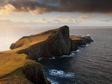 Sonnenaufgang über den imposanten Klippen des Neist Point am westlichen Ende der Isle of Skye, Schottland, Großbritannien