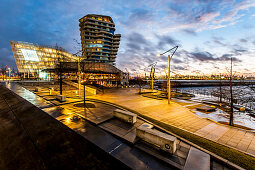 Sonnenuntergang an den Marco-Polo-Terrassen und dem Marco-Polo-Tower in der Hafencity Hamburg, Deutschland