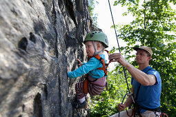 Junge (2 Jahre) an einer Kletterwand in einem Steinbruch, Leipzig, Sachsen, Deutschland