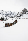 Blockhütten und Bergpanorama, Gimmeln, Mürren, Berner Oberland, Kanton Bern, Schweiz