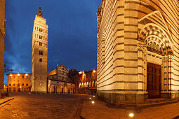 Cattedrale di San Zeno, Kathedrale mit Campanile, Glockenturm, Turm, Battisterio di San Giovanni in corte, Gotisches Baptisterium, Piazza del Duomo bei Nacht, Platz, Pistoia, Toskana, Italien, Europa