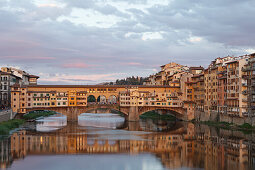 Ponte Vecchio über den Arno Fluss, Spiegelung, Altstadt von Florenz, UNESCO Weltkulturerbe, Firenze, Florenz, Toskana, Italien, Europa