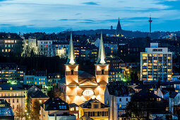 Blick auf Wuppertal und die Laurentiuskirche in der Abendämmerung, Wuppertal, Nordrhein-Westfalen, Deutschland