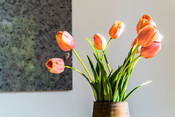 Blühende Tulpen in einer Vase, Hamburg, Norddeutschland, Deutschland